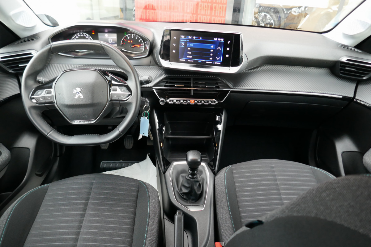 Peugeot 208 (2)