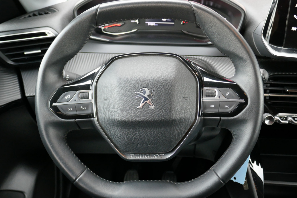 Peugeot 208 (2)