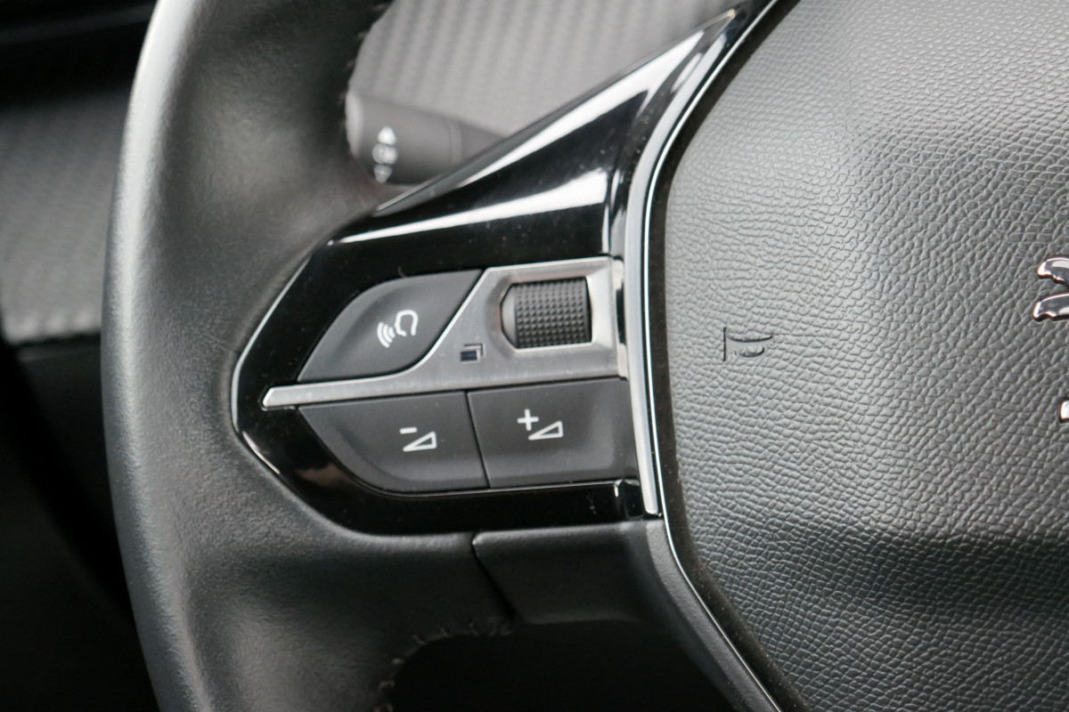 Peugeot 208 (2)
