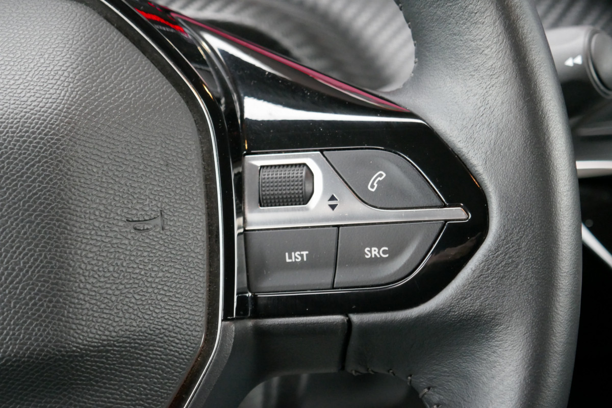 Peugeot 208 (2)