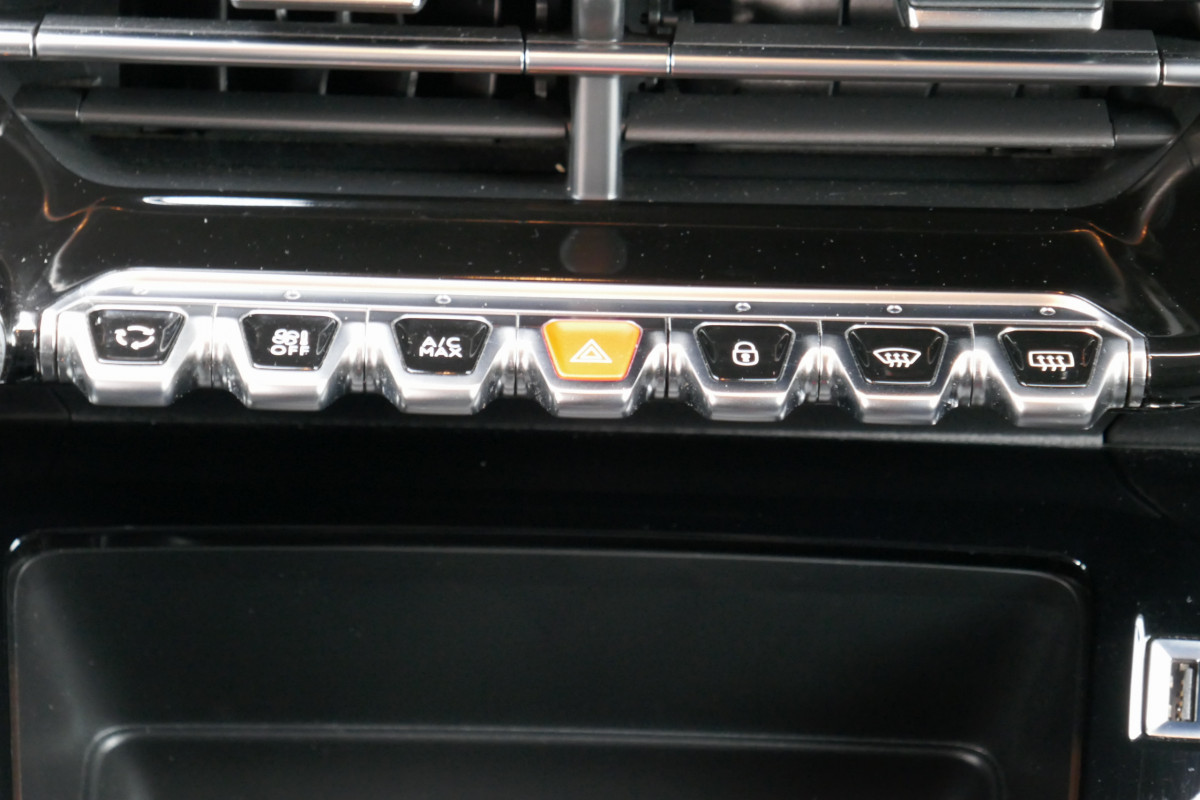 Peugeot 208 (2)