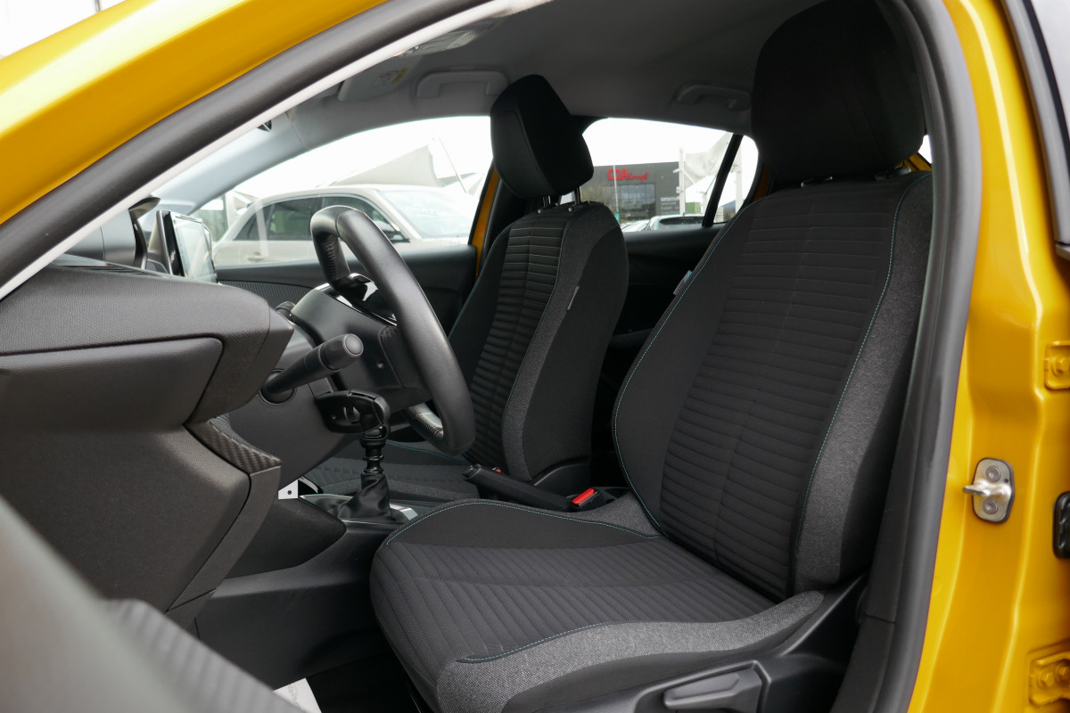 Peugeot 208 (2)