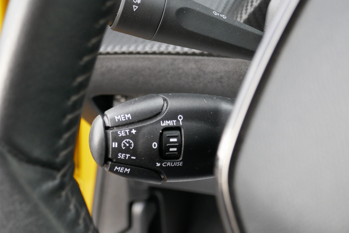Peugeot 208 (2)