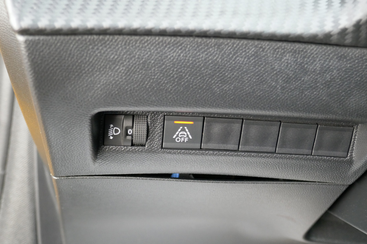 Peugeot 208 (2)