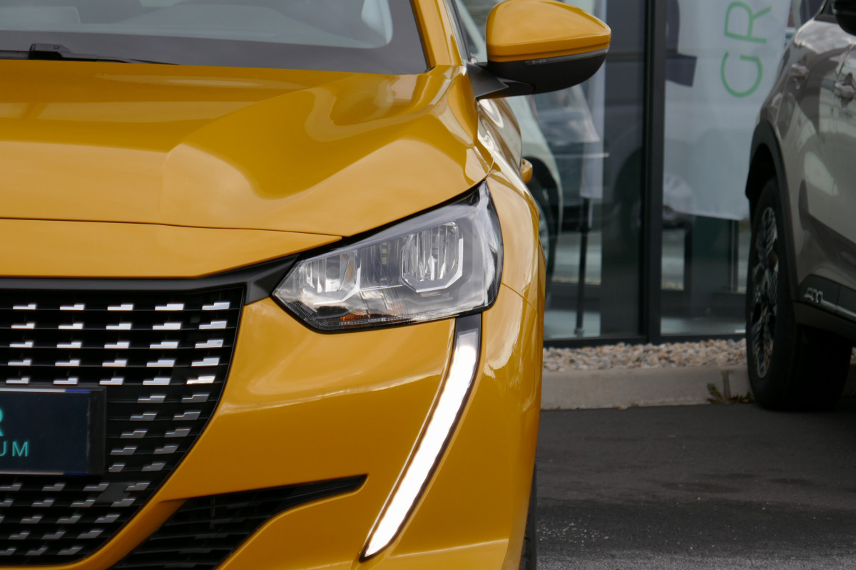Peugeot 208 (2)