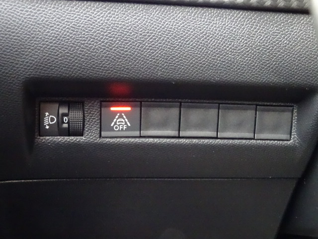 Peugeot 208 (2)