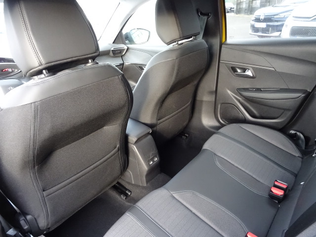 Peugeot 208 (2)