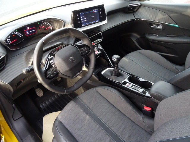 Peugeot 208 (2)