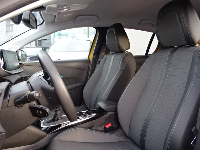 Peugeot 208 (2)