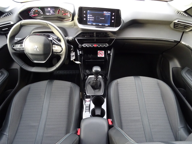 Peugeot 208 (2)