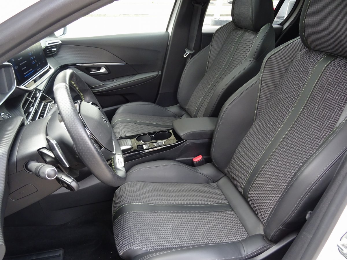 Peugeot 208 (2)
