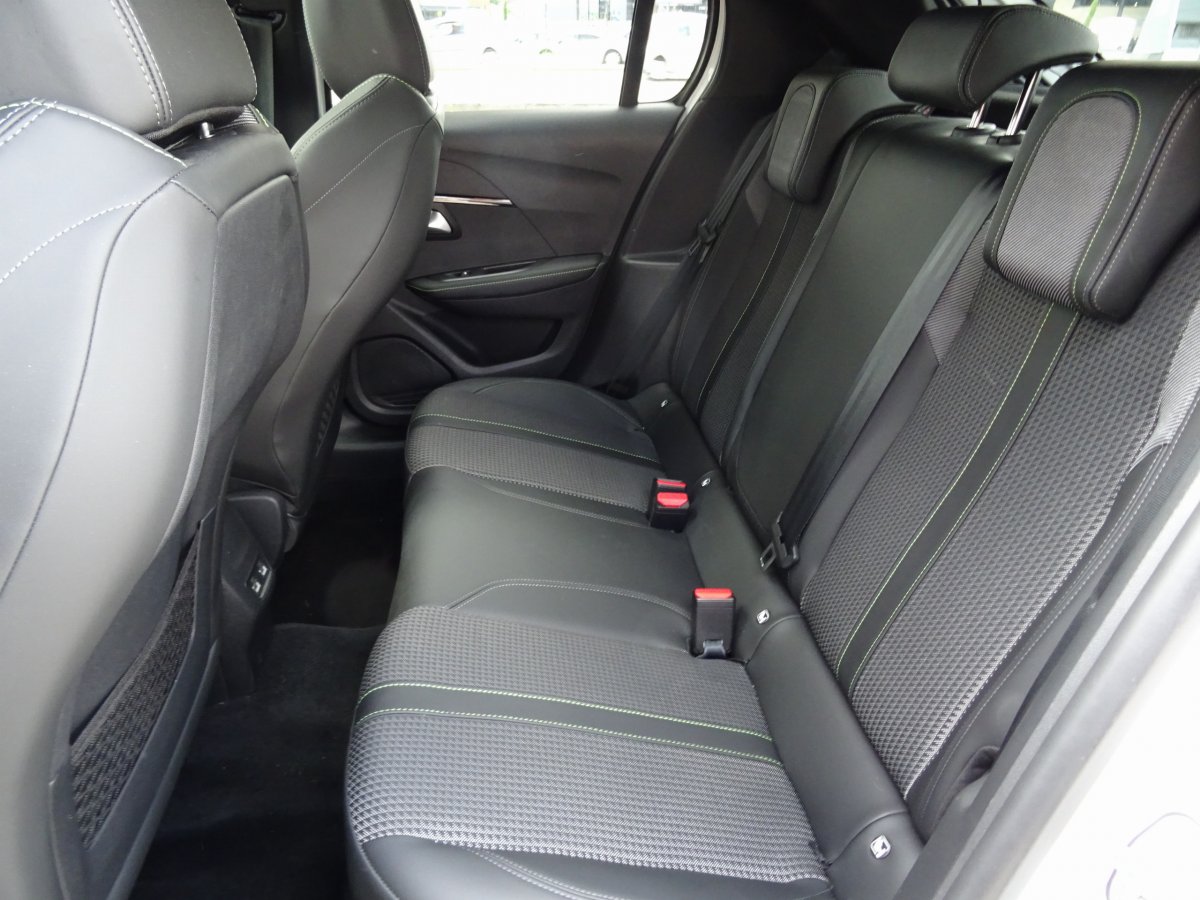 Peugeot 208 (2)