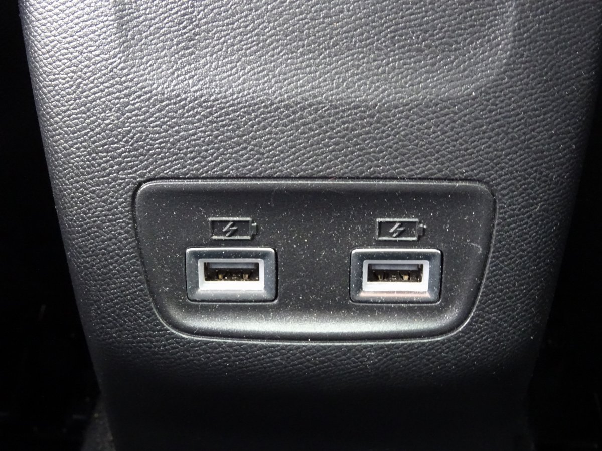 Peugeot 208 (2)