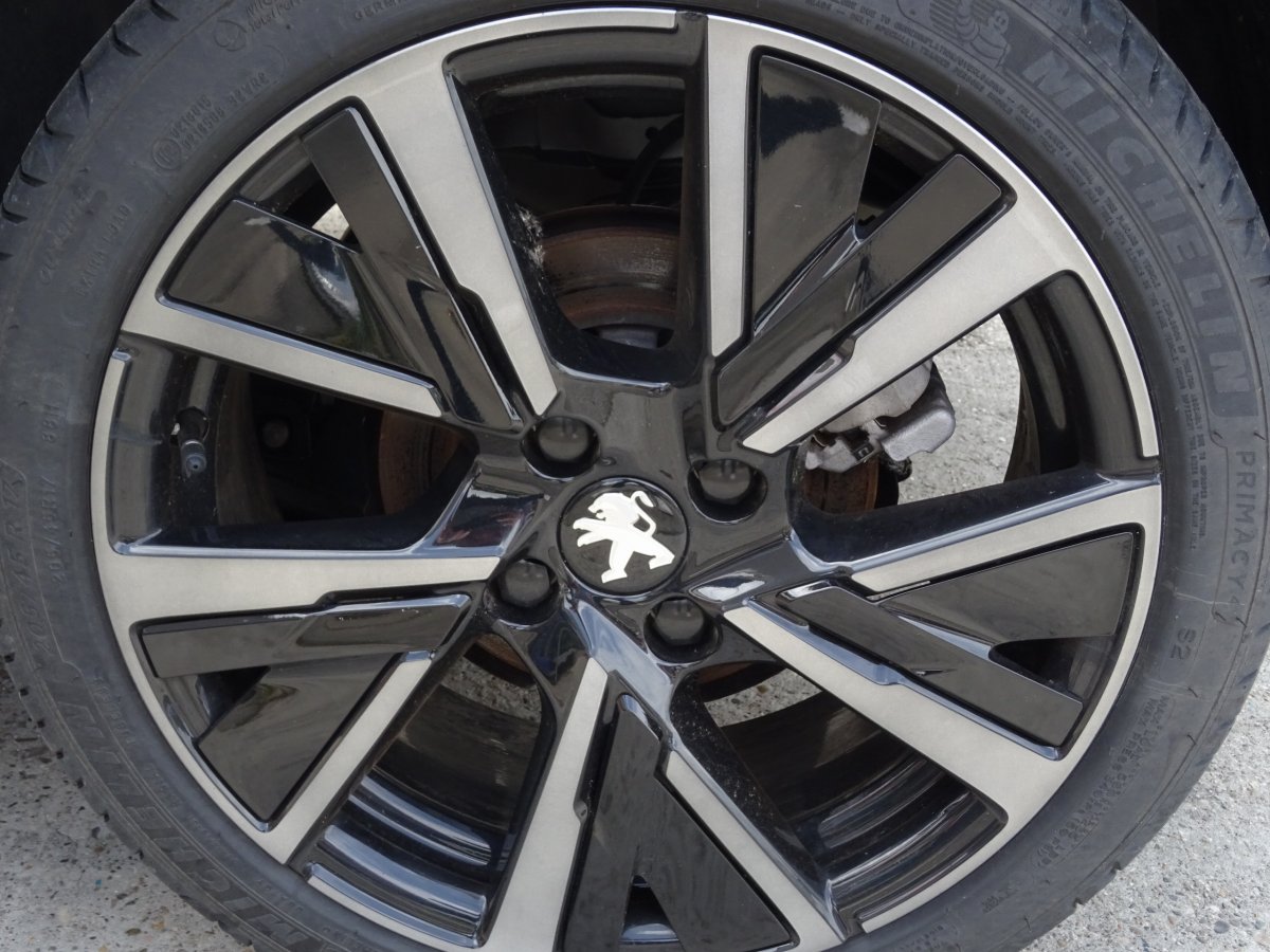 Peugeot 208 (2)