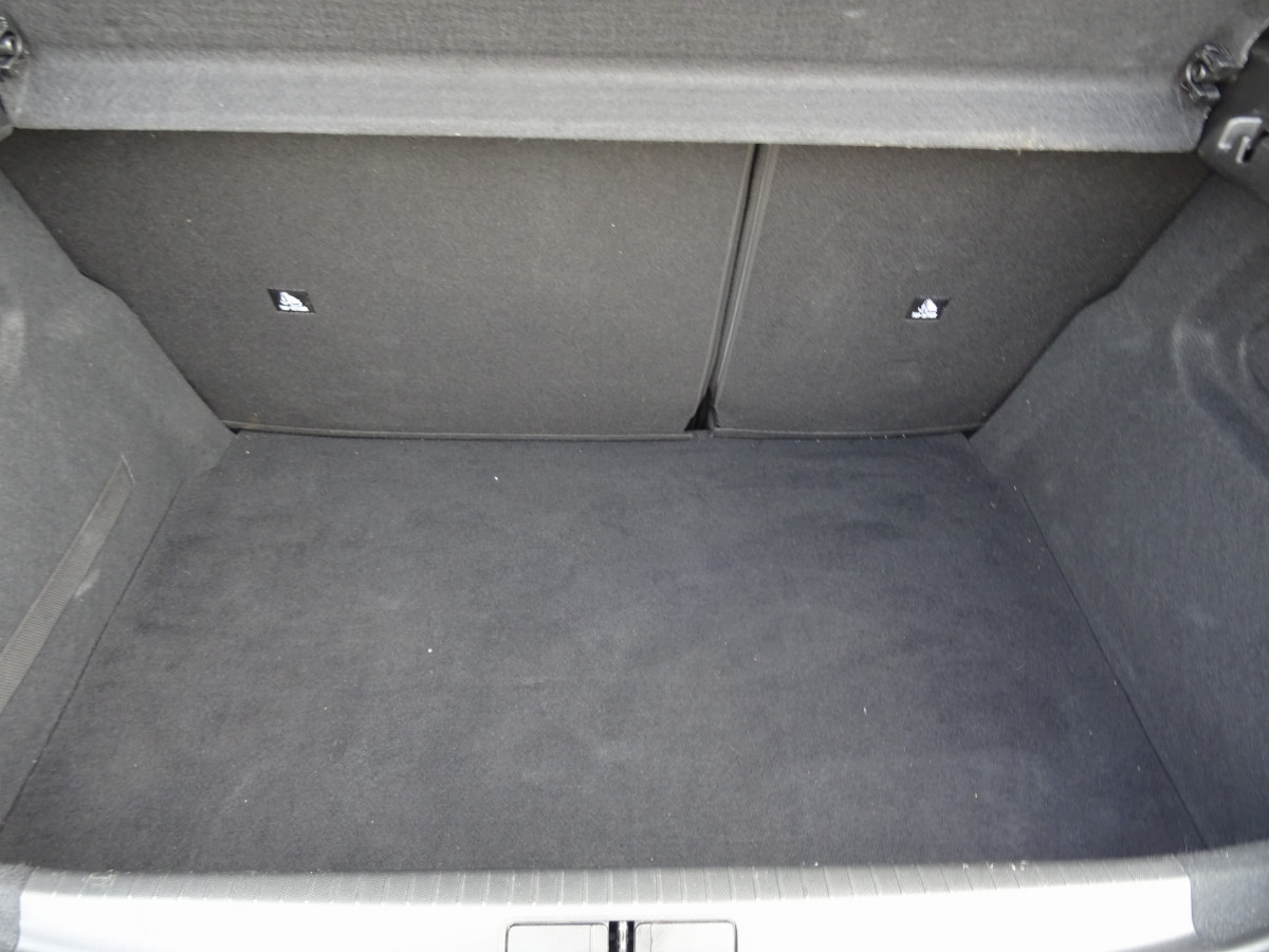 Peugeot 208 (2)