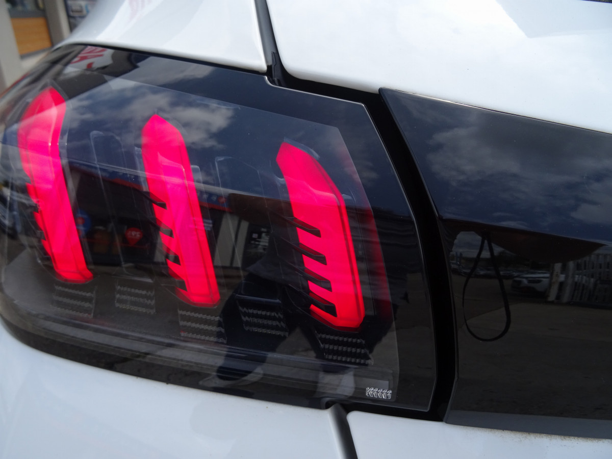 Peugeot 208 (2)