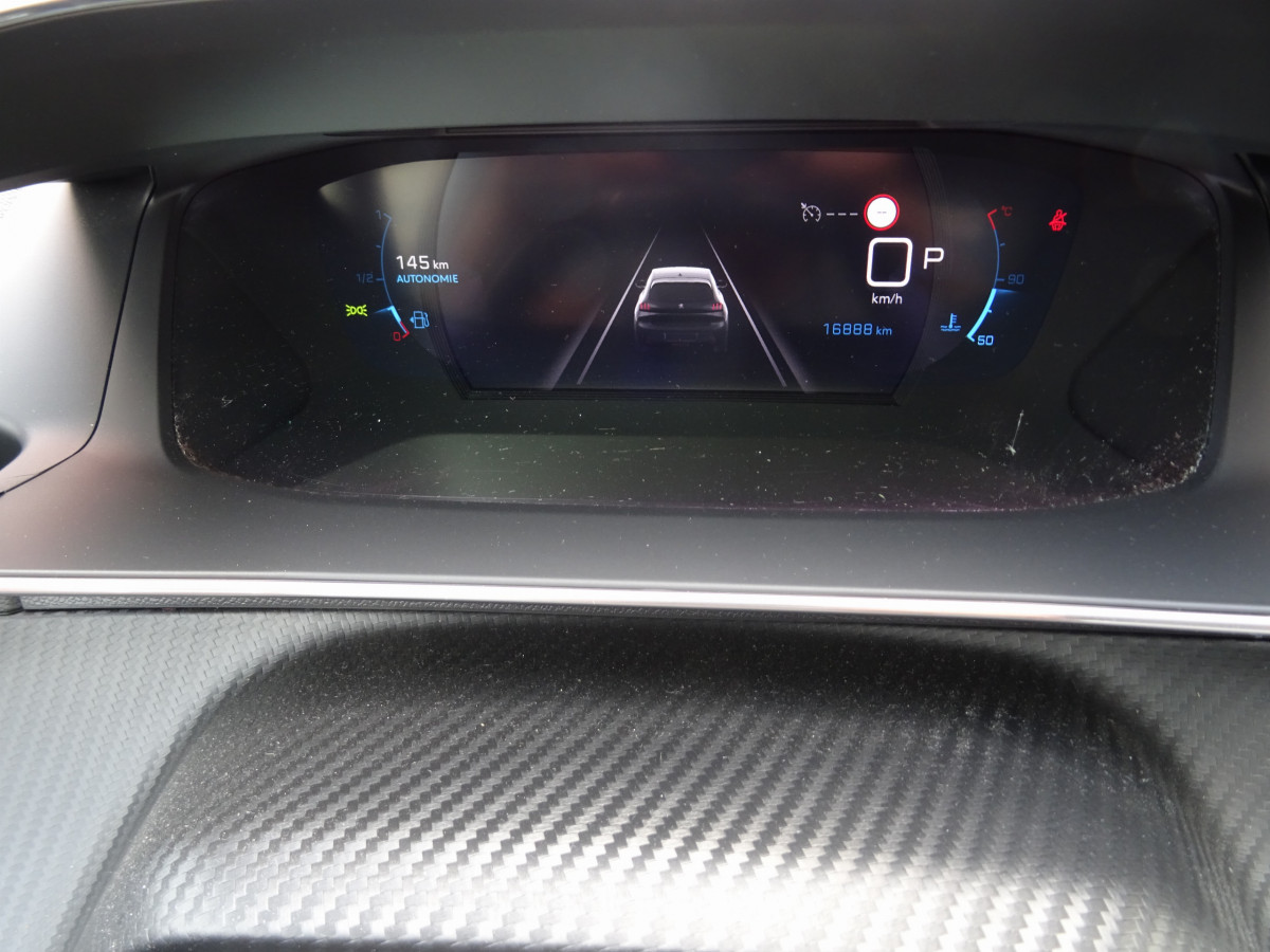 Peugeot 208 (2)