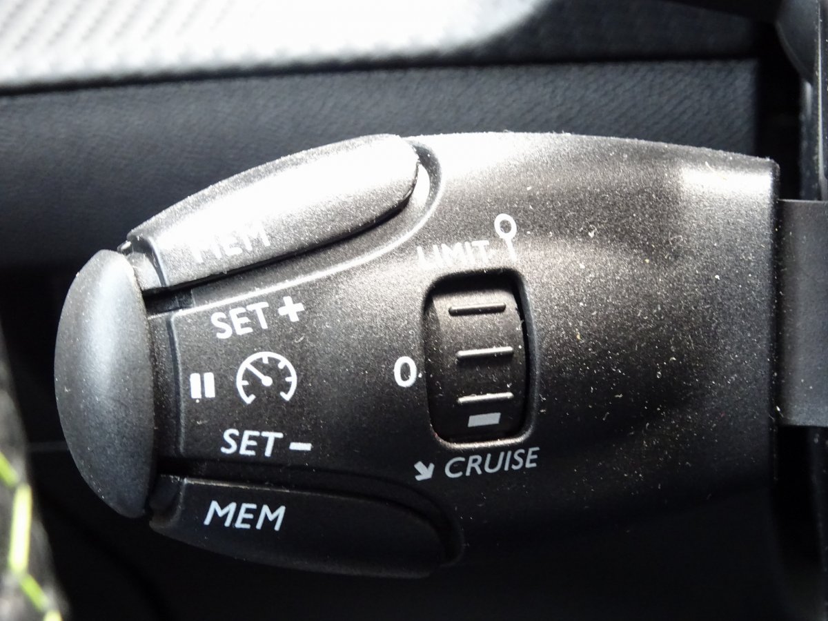 Peugeot 208 (2)