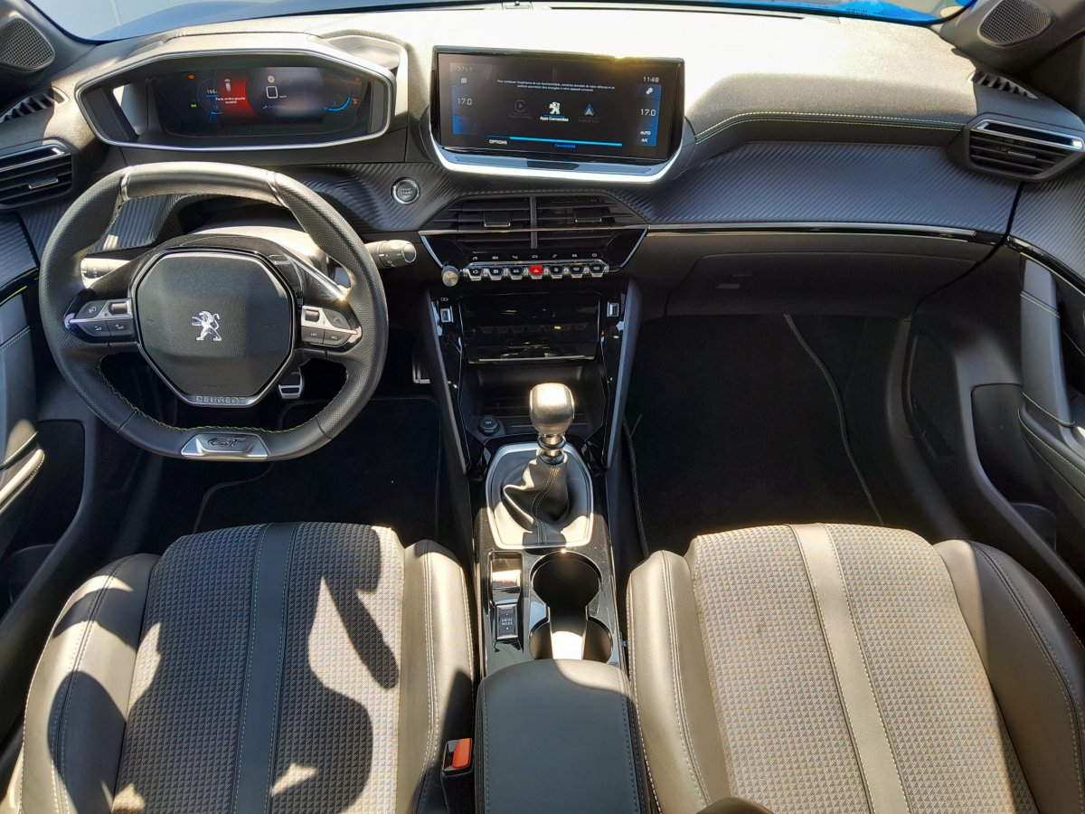 Peugeot 208 (2)