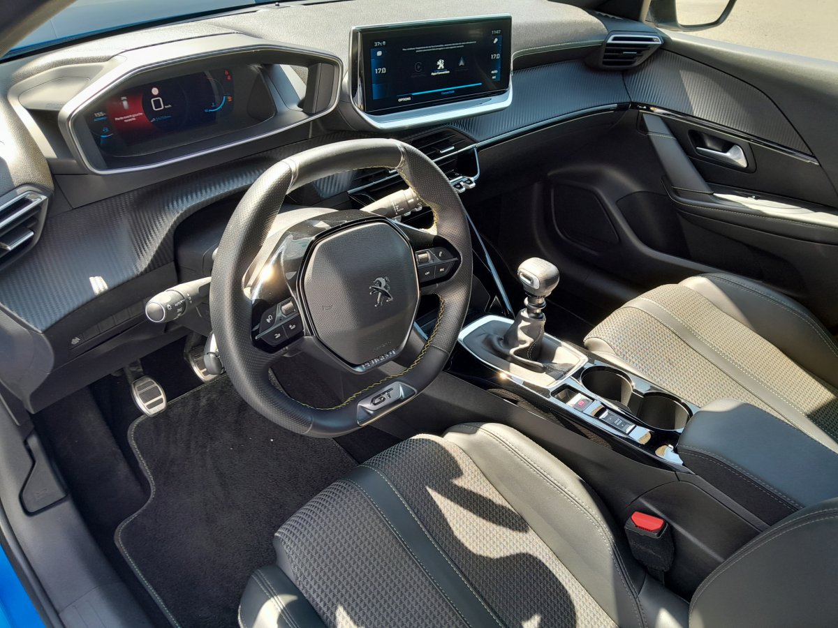 Peugeot 208 (2)