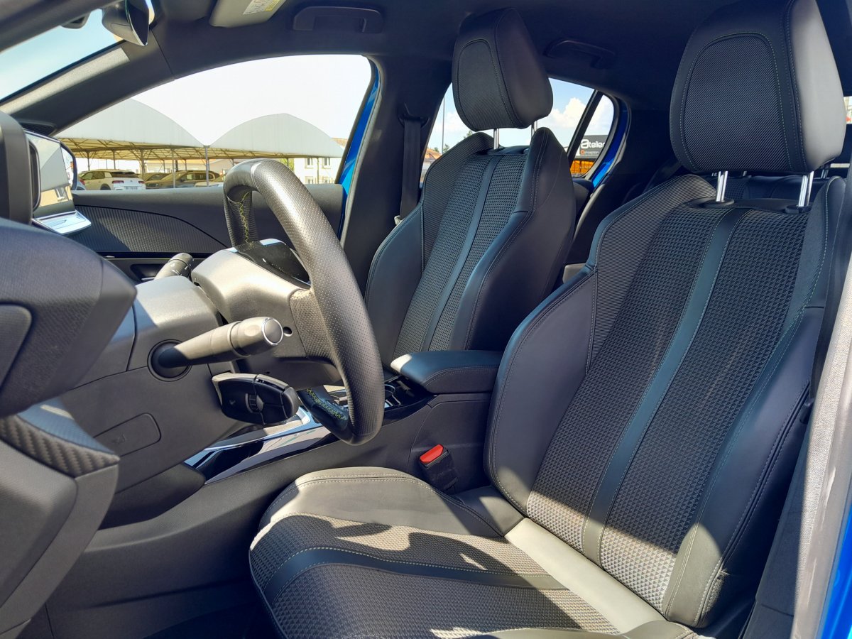 Peugeot 208 (2)