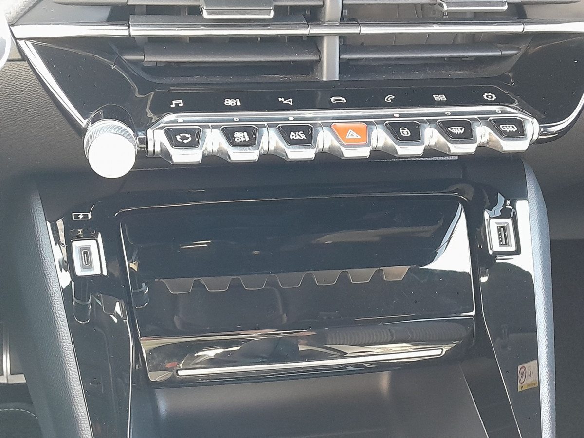 Peugeot 208 (2)