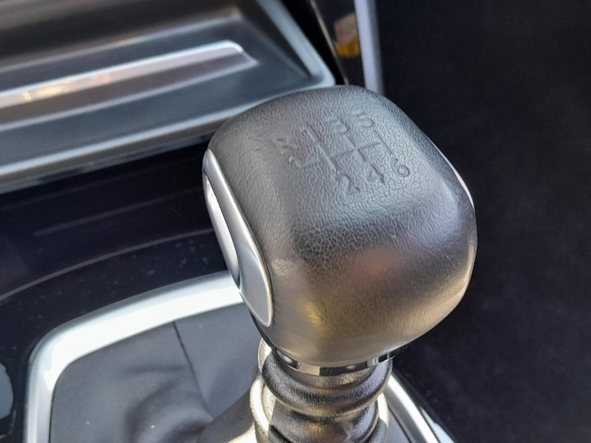 Peugeot 208 (2)