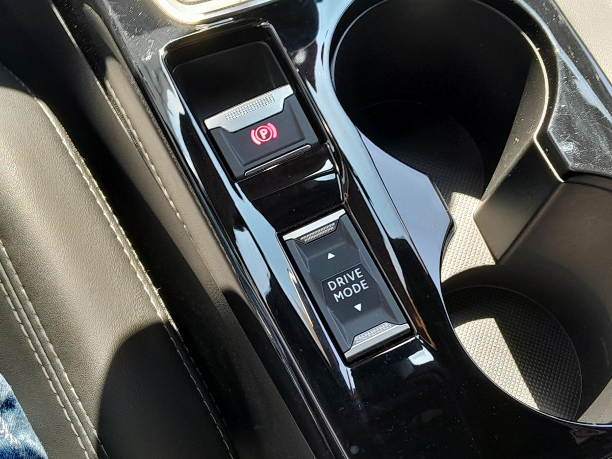 Peugeot 208 (2)