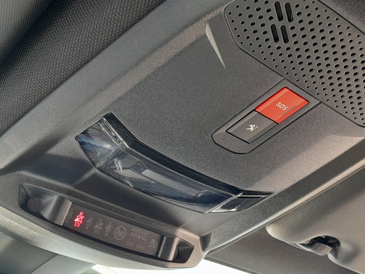 Peugeot 208 (2)