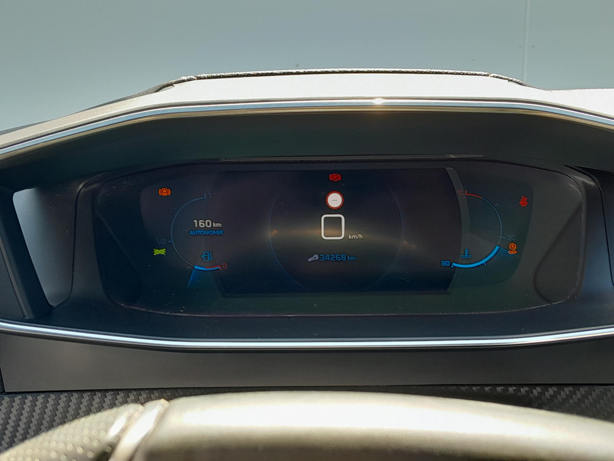Peugeot 208 (2)