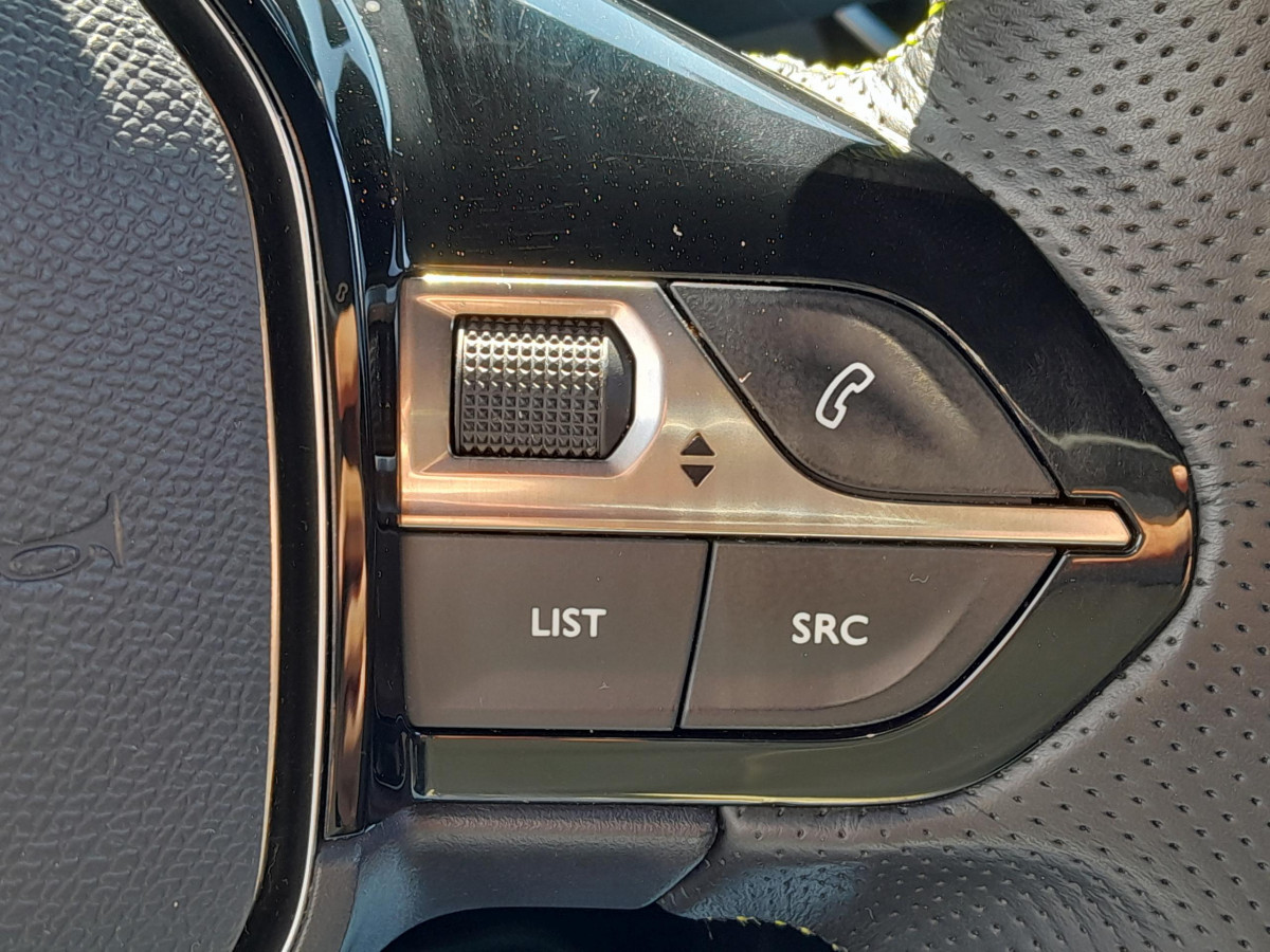 Peugeot 208 (2)