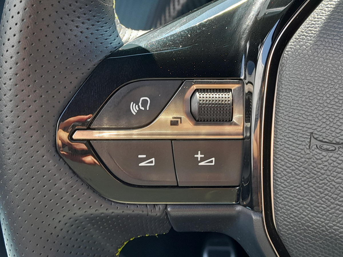 Peugeot 208 (2)