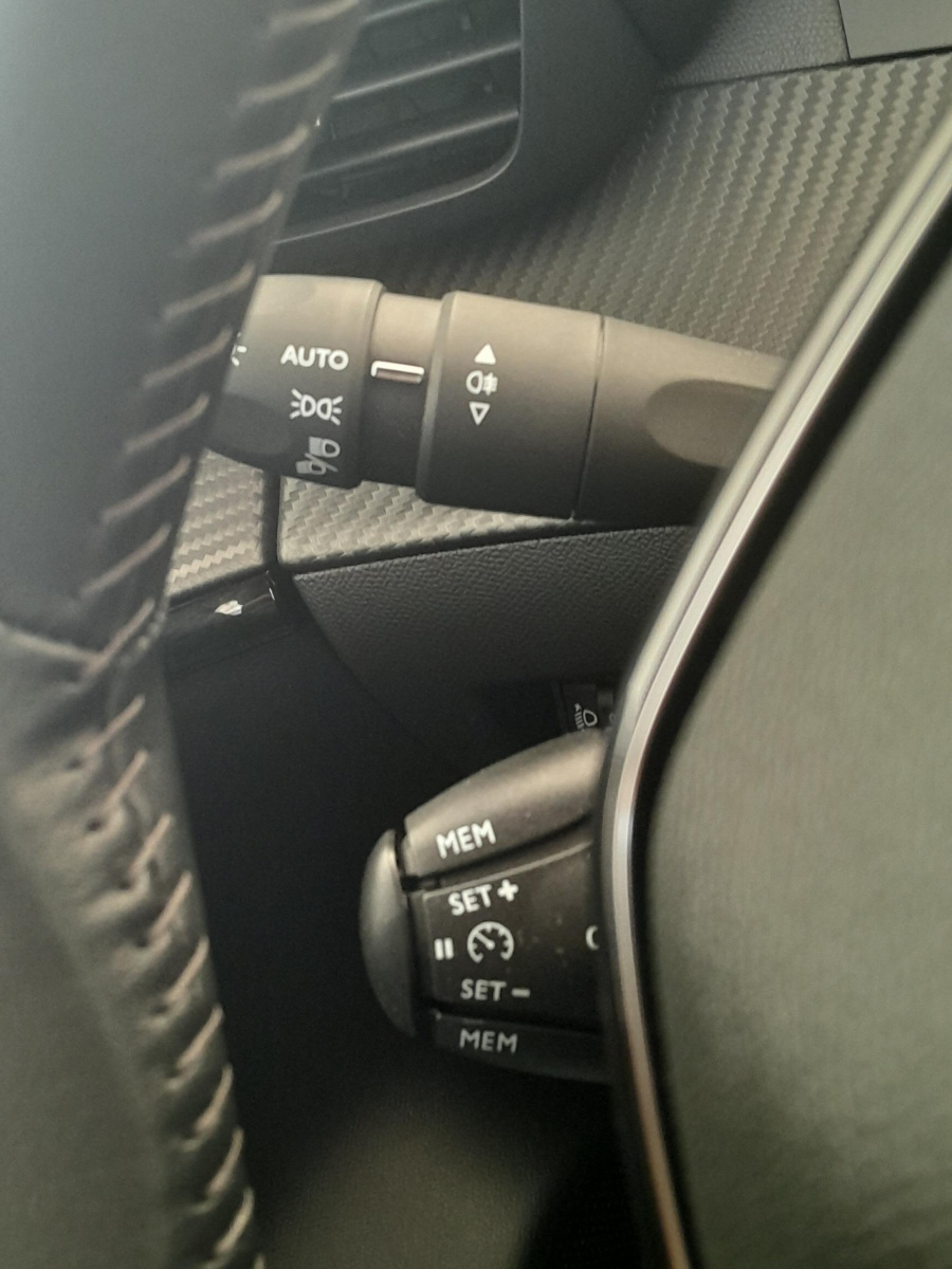 Peugeot 208 (2)