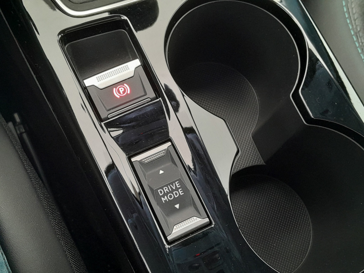 Peugeot 208 (2)