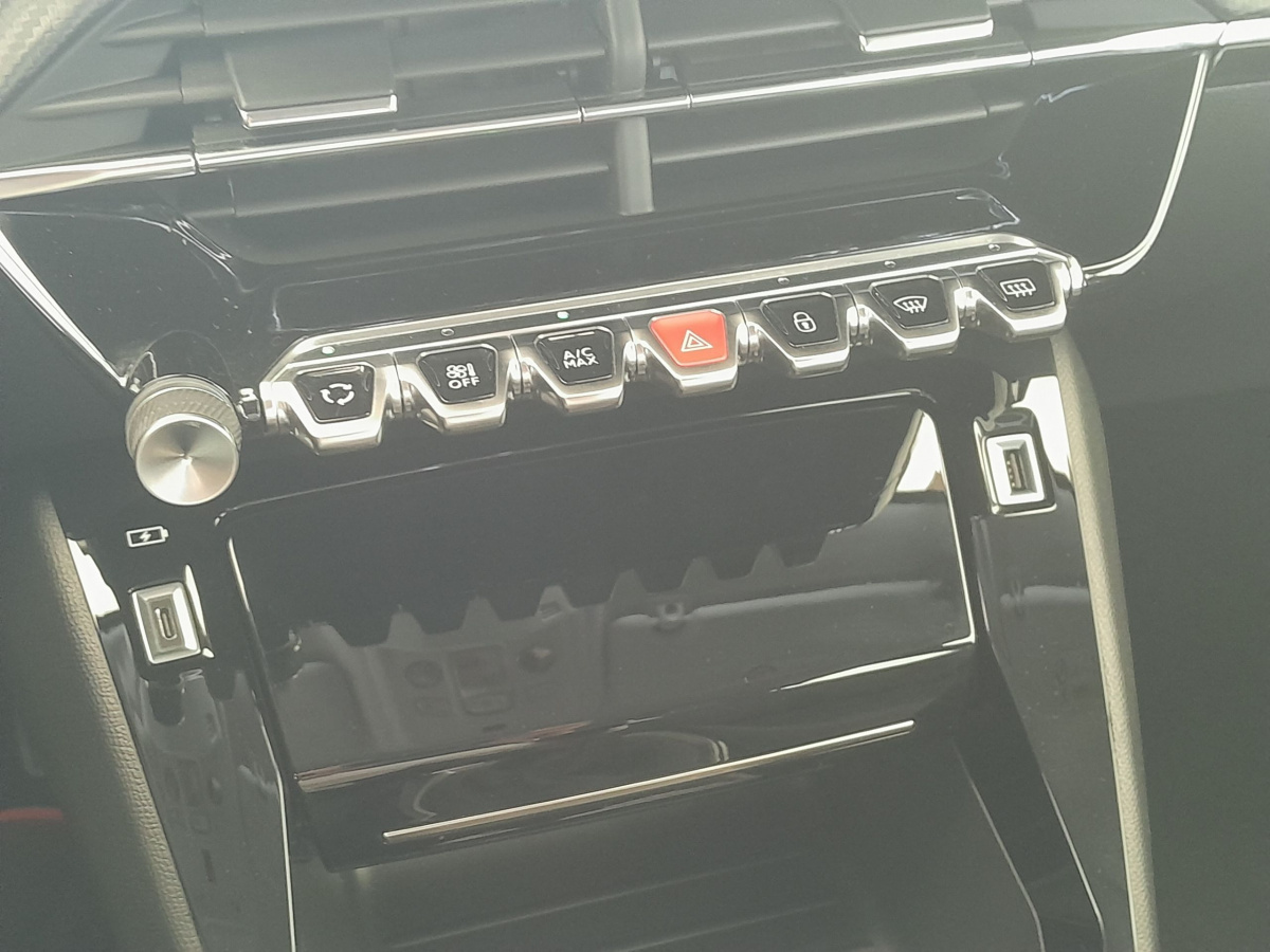 Peugeot 208 (2)