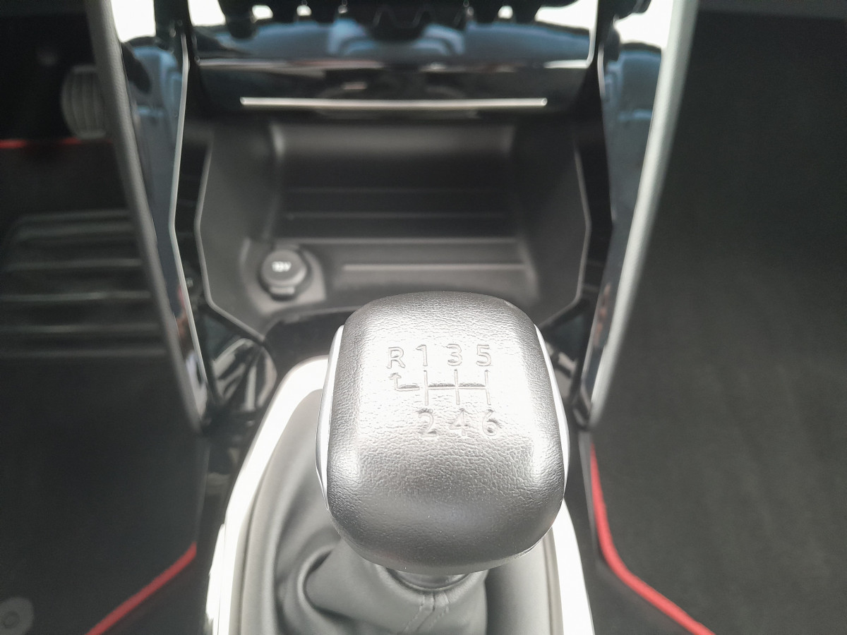 Peugeot 208 (2)