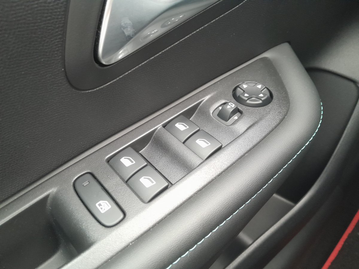 Peugeot 208 (2)