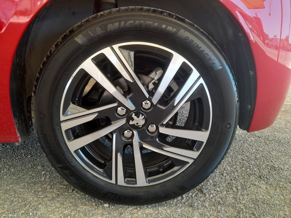 Peugeot 208 (2)