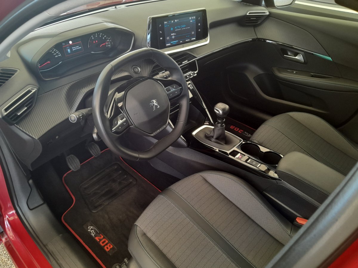 Peugeot 208 (2)