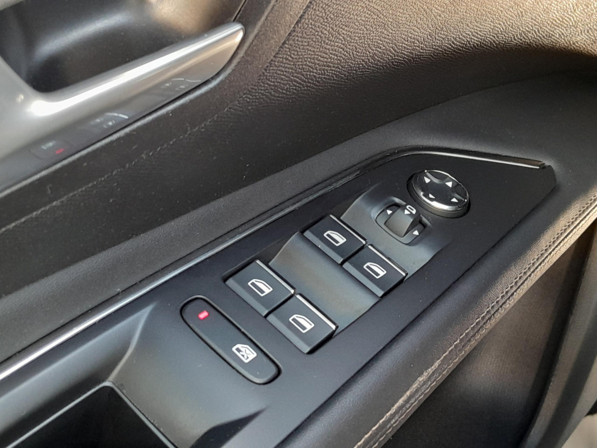 Peugeot 3008 (2)
