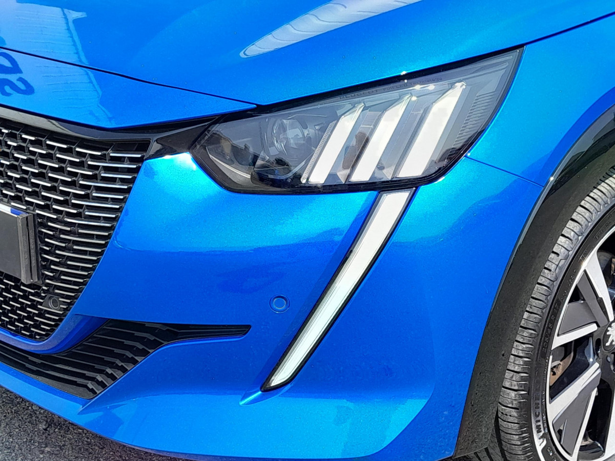 Peugeot 208 (2)