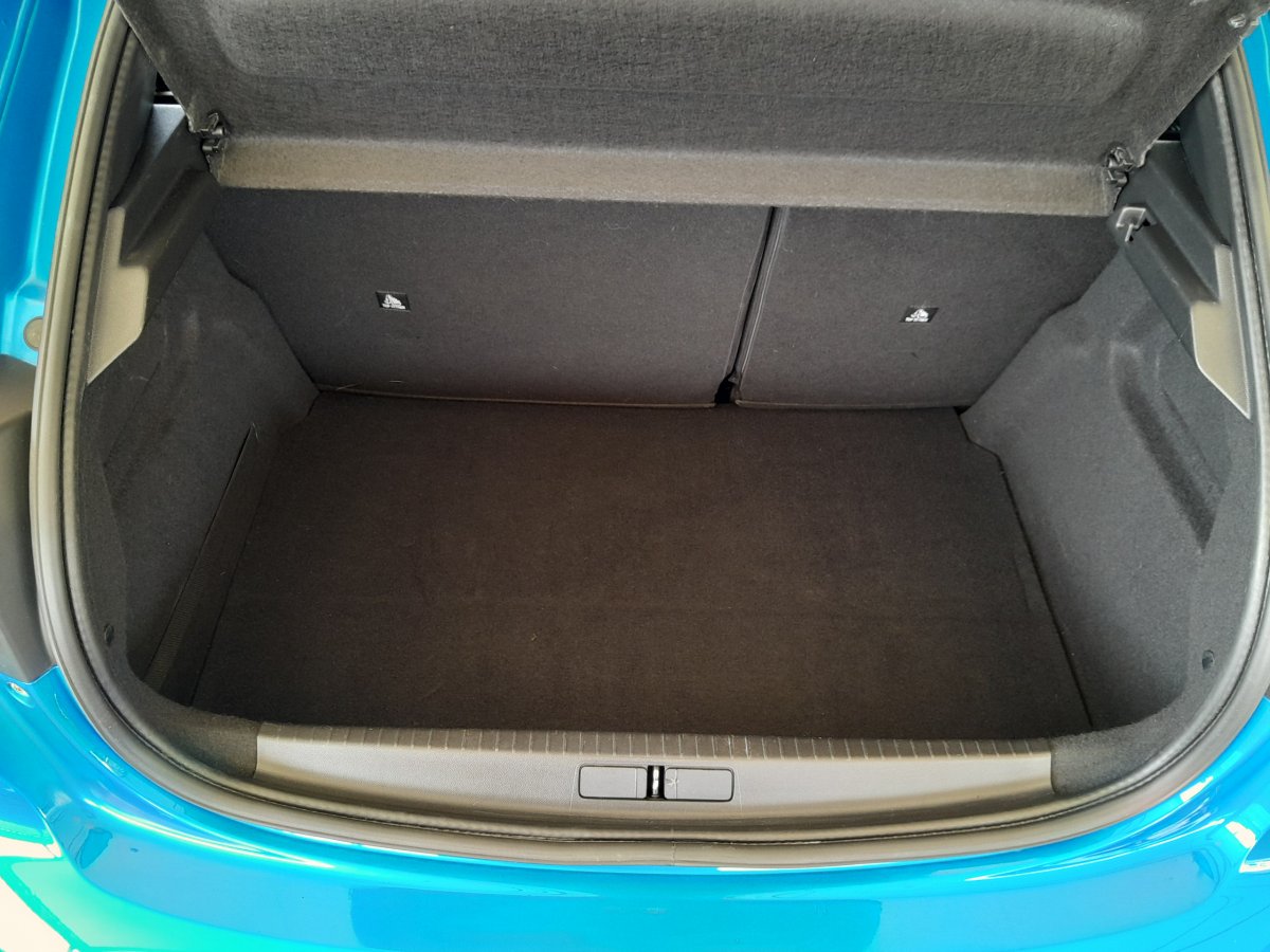 Peugeot 208 (2)