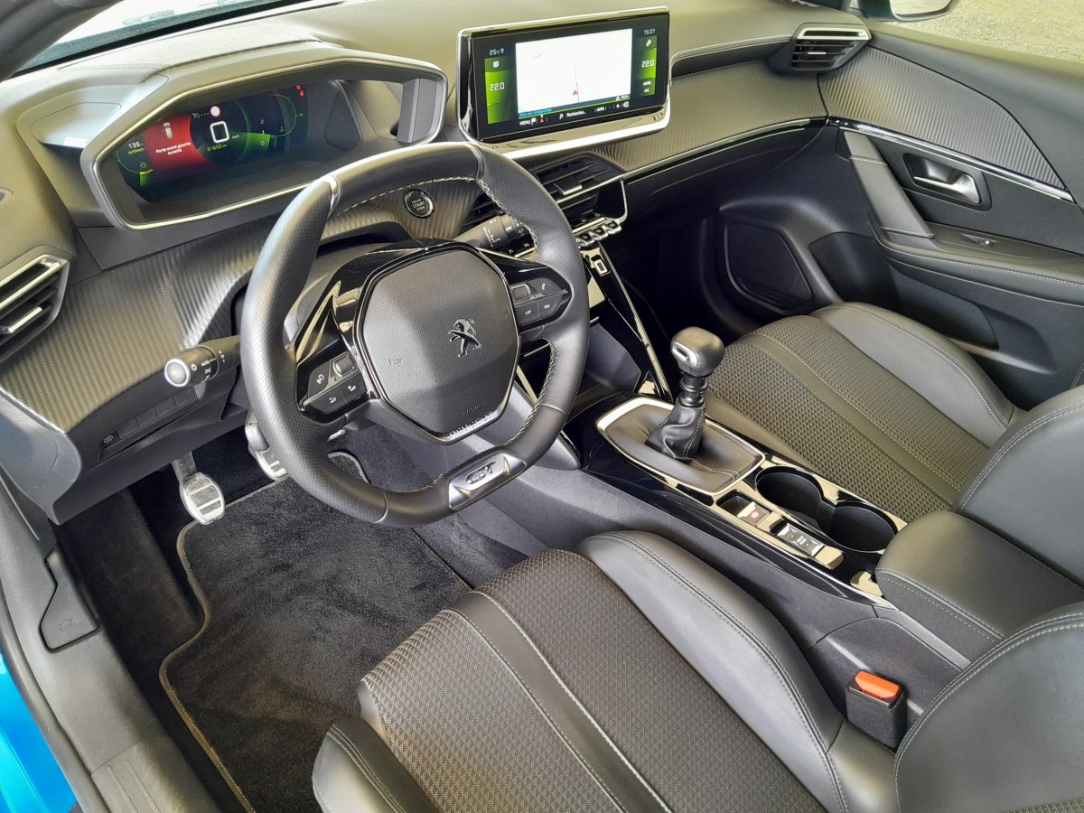 Peugeot 208 (2)