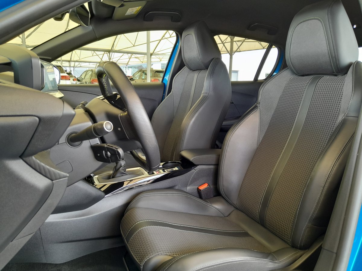 Peugeot 208 (2)