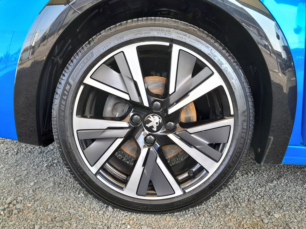Peugeot 208 (2)