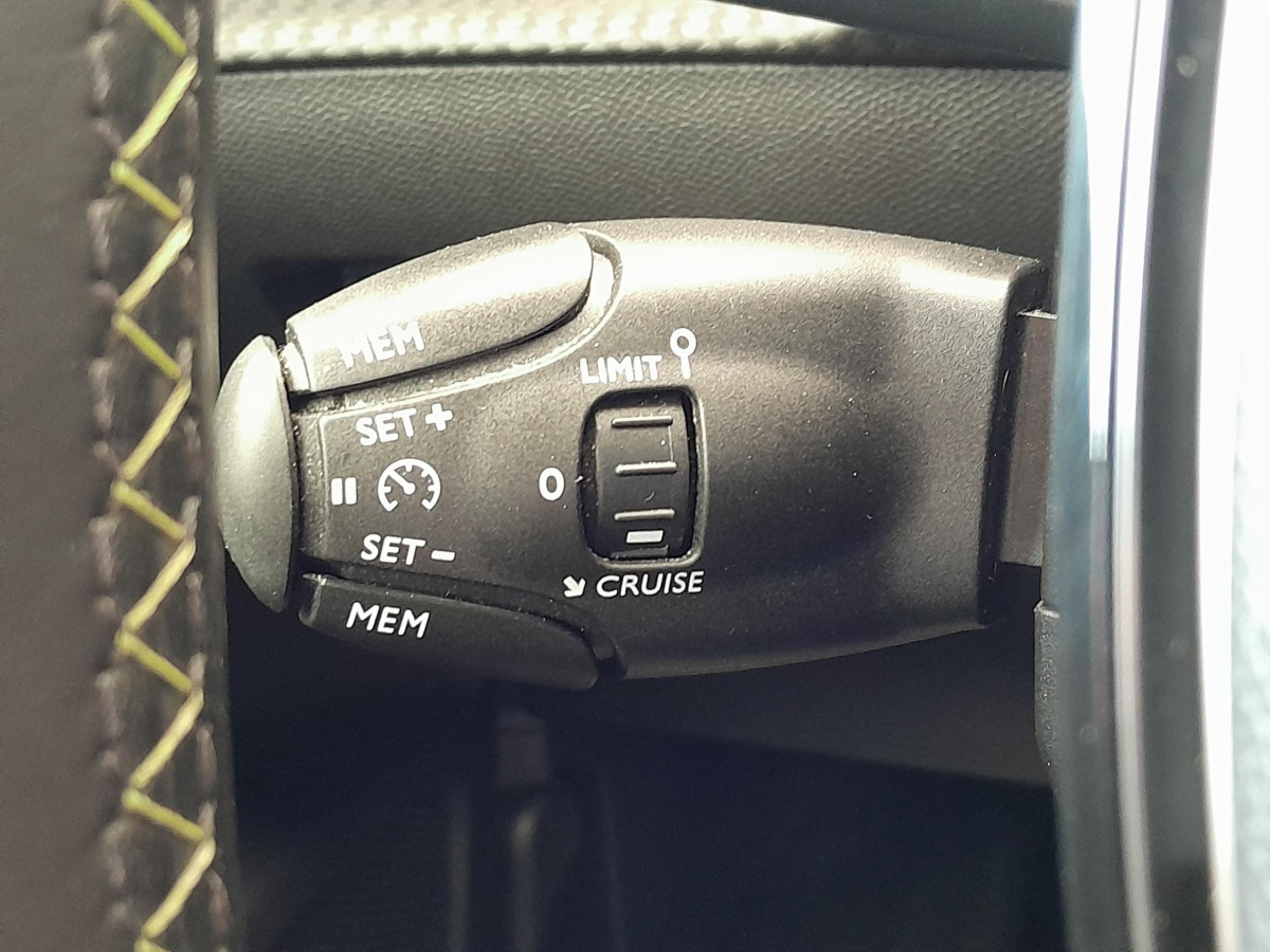 Peugeot 208 (2)