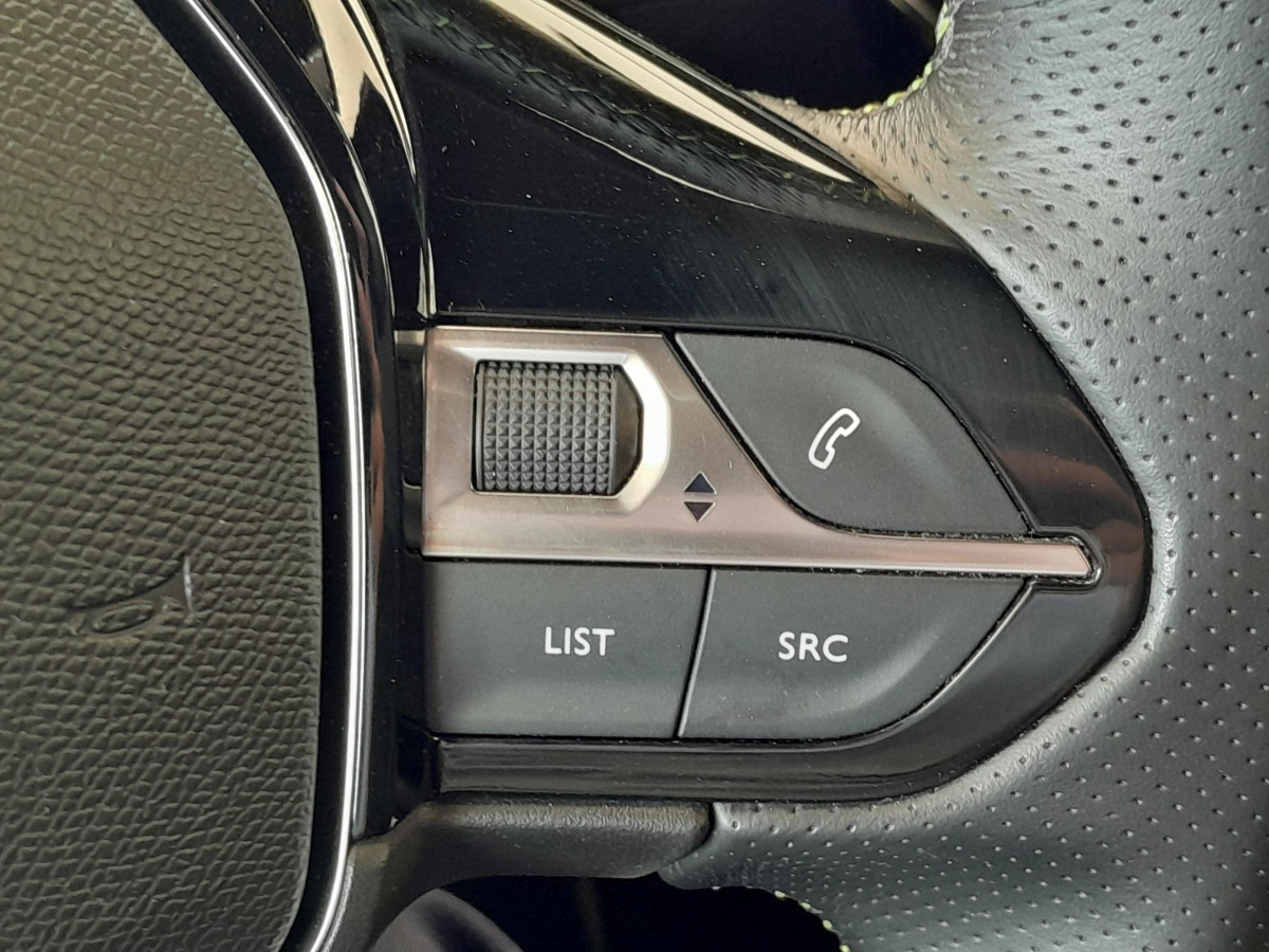 Peugeot 208 (2)