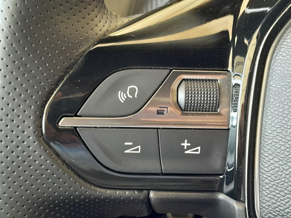 Peugeot 208 (2)