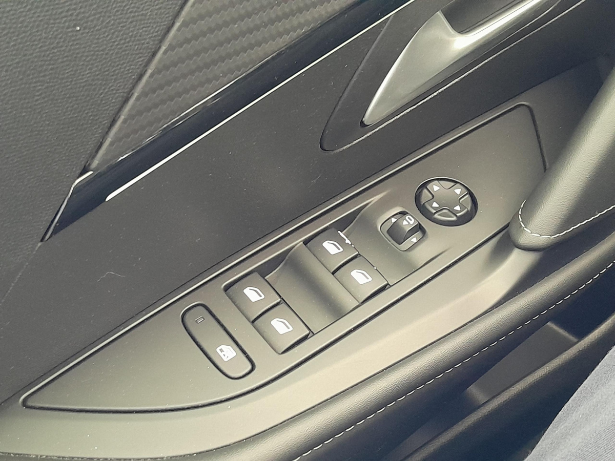 Peugeot 208 (2)
