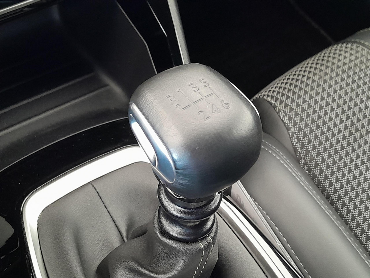 Peugeot 208 (2)